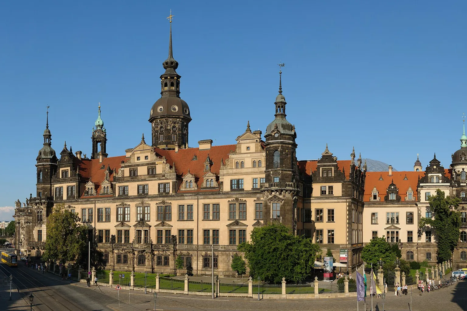 Dresden Castle tickets: online booking versus museum box office
