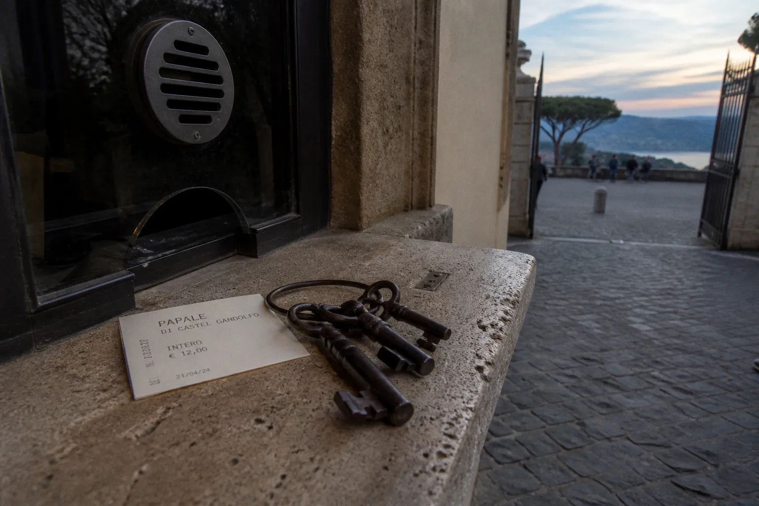 Castel Gandolfo Tickets: Direct Booking vs. Guided Tours